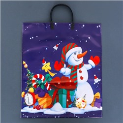 Пакет новогодний «Снеговичок с подарками», полиэтиленовый с пластиковой ручкой, 38×45 см