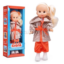 Кукла Элис на прогулке