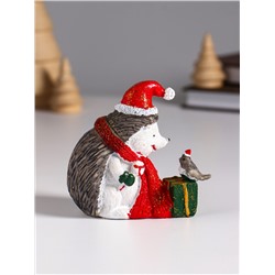 Фигурка полистоун «Ёжик в красном колпак и шарфе, с подарком и птичкой», 8.5×5×9.5 см