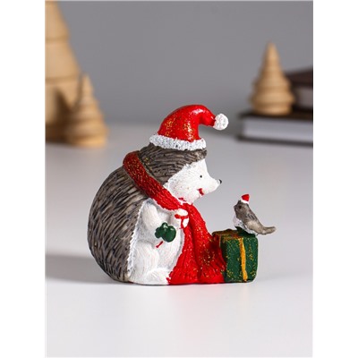 Фигурка полистоун «Ёжик в красном колпак и шарфе, с подарком и птичкой», 8.5×5×9.5 см