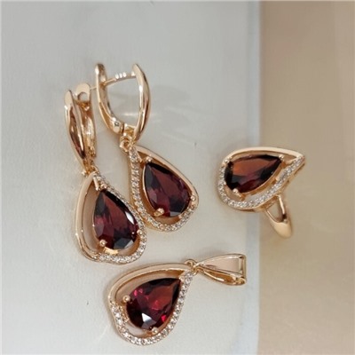 Комплект ювелирной бижутерии коллекция "Дубай" серьги, кулон и кольцо 18 р покрытие позолота, вставка: стекло и цирконы, цвет: красный и прозрачный, арт.215.556-18