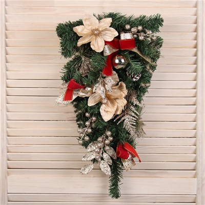 Искусственная ёлка настенная «Зимнее волшебство. Магнолия золотая», 60×34 см, ПВХ ветки отгибаются