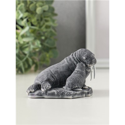 Фигурка «Самка моржа с детёнышем», 5.7 см