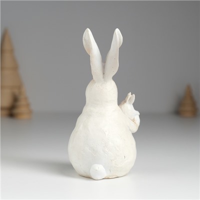 Фигурка полистоун «Кролик белый толстячок с крольчонком на лапах», 5.5×5.5×11.5 см
