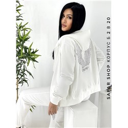 спортивный костюм со стразами.