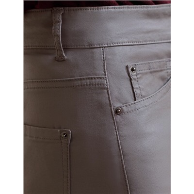 Брюки mom fit из эластичного хлопка с покрытием под кожу