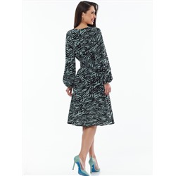 Платье с V-образным вырезом и расклешенной юбкой