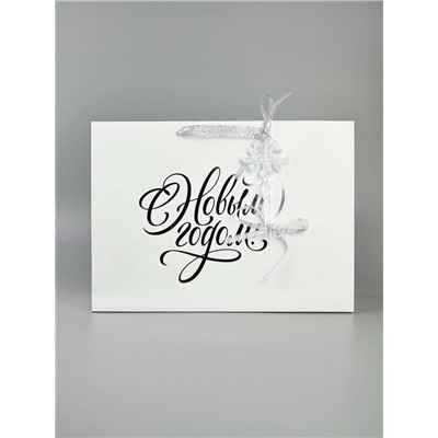 Пакет подарочный «Новогодний подарок», тиснение, с ёлочной игрушкой, 31×40×11 см