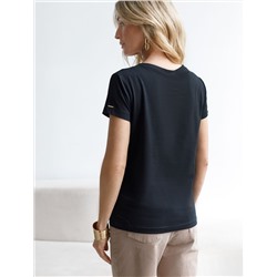 Футболка из премиального хлопка с V-образным вырезом