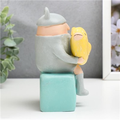 Фигурка полистоун «Малыш с кошачьими ушками и птичкой в руках», 15.7×10.5×8 см