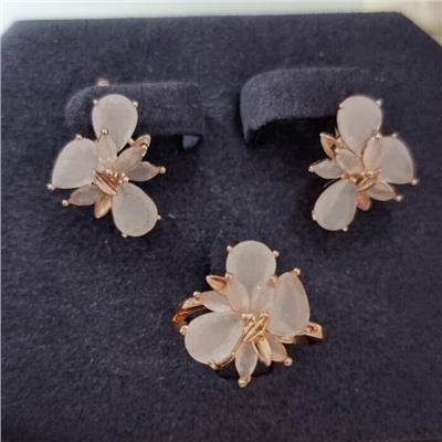 Комплект ювелирной бижутерии коллекция "Дубай" серьги и кольцо 19 р, покрытие позолота, вставка: стекло, цвет: молочный матовый, арт.215.558-19