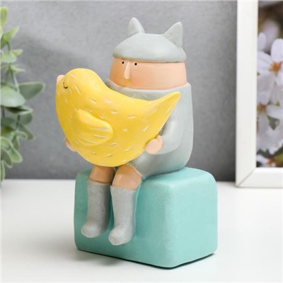 Фигурка полистоун «Малыш с кошачьими ушками и птичкой в руках», 15.7×10.5×8 см