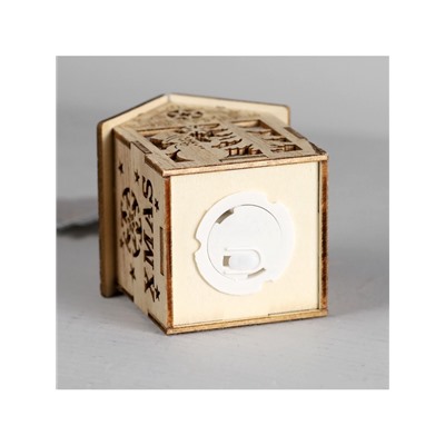 Ёлочная игрушка «Домик со снеговиком», 8×6.5×6 см, от батареек, свечение тёплое белое