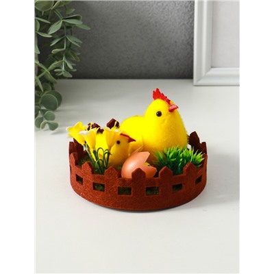 Фигурка пасхальная «Курочка с цыплятами на лужайке с забором», 12.5×12.5×8.5 см