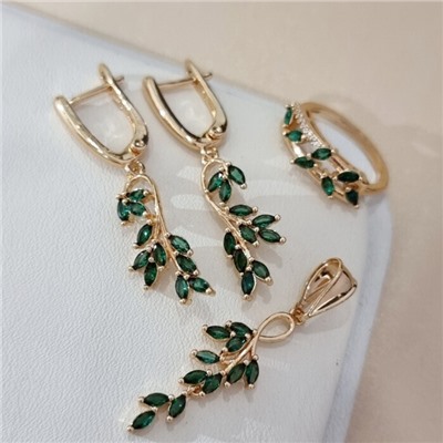 Комплект ювелирной бижутерии коллекция "Дубай" серьги, кулон и кольцо 18 р в форме веточки, покрытие позолота, вставка: фианиты и цирконы, цвет: зеленый и прозрачный, арт.217.493-18