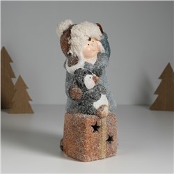 Фигурка светящаяся «Малыш в сером пальто, с пингвином на подарке», керамика, 12×6.5×20 см