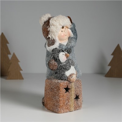 Фигурка светящаяся «Малыш в сером пальто, с пингвином на подарке», керамика, 12×6.5×20 см