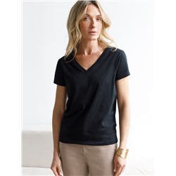 Футболка из премиального хлопка с V-образным вырезом