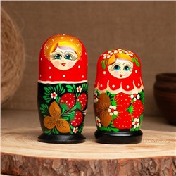 Матрёшка дерево «Земляничка», красный платок, 3 кукольная, 10-12 см