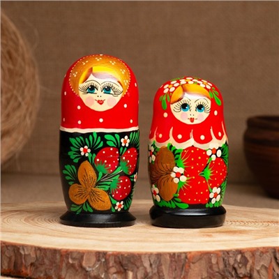 Матрёшка дерево «Земляничка», красный платок, 3 кукольная, 10-12 см