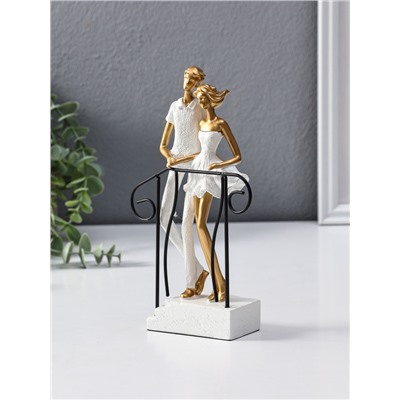 Фигура полистоун «Парочка стоит на лестнице с перилами», бело-золотой, 4.4×12.5×21 см