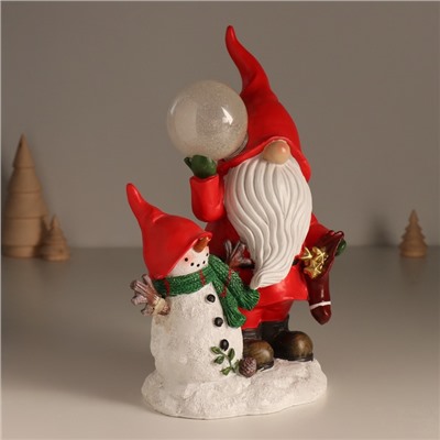 Фигурка светящаяся полистоун «Дед Мороз в красном наряде со снеговиком, с шариком», 15×10.2×23 см