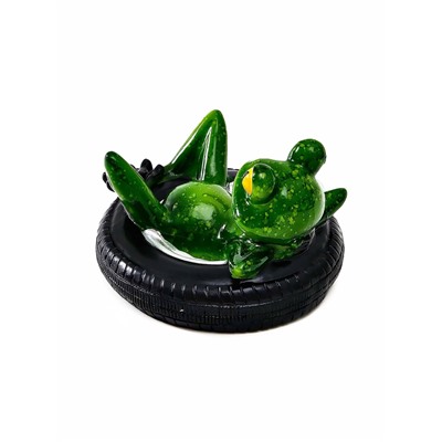 Садовая фигура из полистоуна «Лягушка лежит на шине», 14×13×9.5 см, водоплавающая