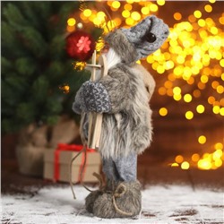 Дед Мороз под ёлку «Зимнее волшебство. В сером костюмчике с лыжами», 30 см