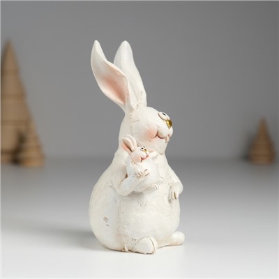 Фигурка полистоун «Кролик белый толстячок с крольчонком на лапах», 5.5×5.5×11.5 см