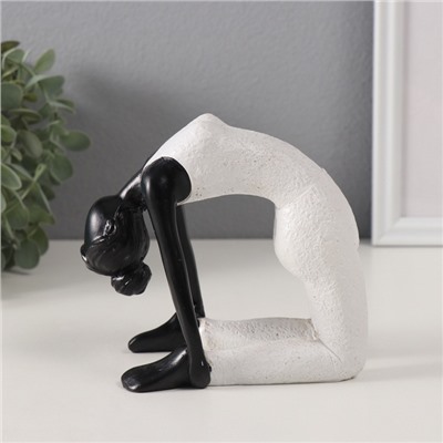 Фигурка полистоун «Девушка в позе боевого лука», белый с чёрным, 13×8×13.5 см