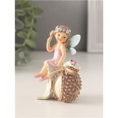 Фигурка полистоун «Девочка-фея в розовом платье на фрукте с божьей коровкой», 6.5×5×9 см