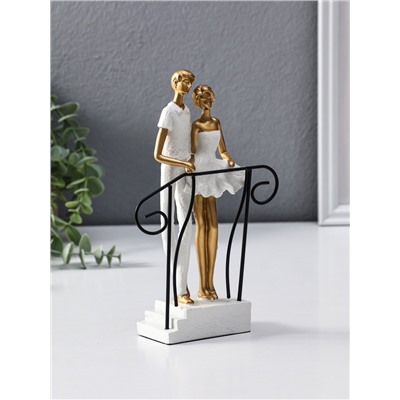 Фигура полистоун «Парочка стоит на лестнице с перилами», бело-золотой, 4.4×12.5×21 см
