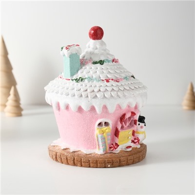 Фигурка световая полистоун «Пряничный домик розовый в глазури со снеговиком», 11.5×11.5×15 см