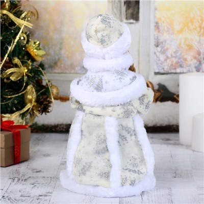 Снегурочка под ёлку «Зимнее волшебство. Белая шубка, с посохом и синей пуговкой» двигается, 31 см