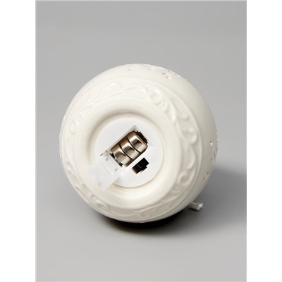 Ёлочный шар с подсветкой «Снежинка», 10×8.8×8.8 см, 1 LED, керамика, от батареек LR44×3, керамика, свечение тёплое белое