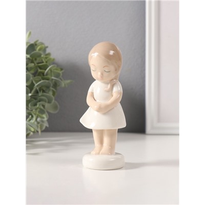 Фигурка керамика «Малышка скромница в белом платьице», 4×5×12 см