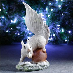 Фигурка полистоун «Белка на большом орехе», 30×17×12 см