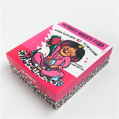 Подарочный набор новогодний «Богиня хоум пати», маска для сна, носки 2 пары, зеркало, блокнот, открытка 2 шт.