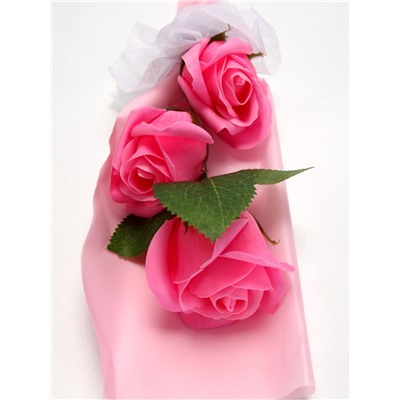 Букет из трех мыльных розовых роз в колбе.