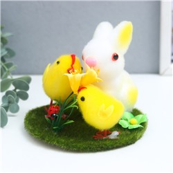 Фигурка пасхальная «Кролик и два цыплёнка на травке с цветком», 12×12×10.5 см