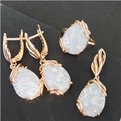 Комплект ювелирной бижутерии коллекция "Дубай" серьги, кулон и кольцо 17 р, покрытие позолота, вставка: искусственный камень молочного цвета, арт.314.799-17