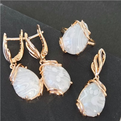 Комплект ювелирной бижутерии коллекция "Дубай" серьги, кулон и кольцо 18 р, покрытие позолота, вставка: искусственный камень молочного цвета, арт.314.799-18