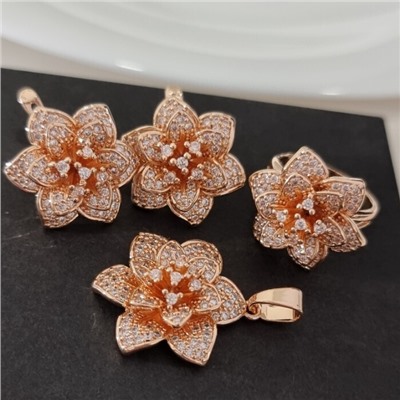 Крупный комплект ювелирной бижутерии коллекция "Дубай" в форме цветов серьги, кулон и кольцо 19 р, покрытие позолота, вставка: фианиты, цвет: прозрачный, арт.314.882-19