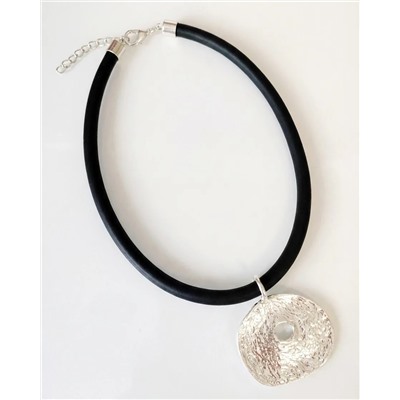 Кулон на шнурке