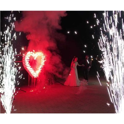 Фейерверк-шоу: "ОГРОМНОЕ сердце с двойным контуром" + сценические фонтаны (6 шт.).