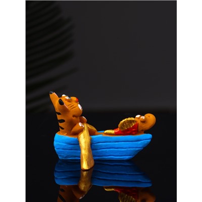 Фигурка полистоун «Кот в лодке с рыбкой», 4.2×5.8×5.4 см