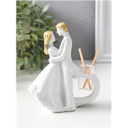 Аромадиффузор для эфирных масел с палочками «Влюблённые у сердца», полистоун, белый с золотом, 6.5×12×14.2 см