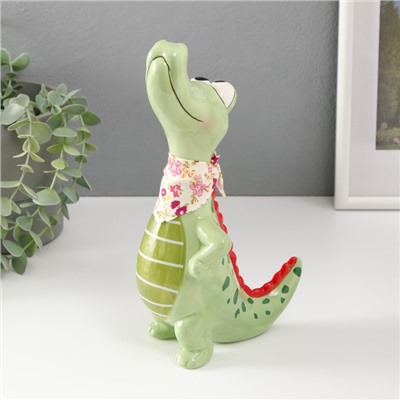 Фигурка керамика «Крокодил с косынкой», зелёный, 14.2×9.5×24.5 см