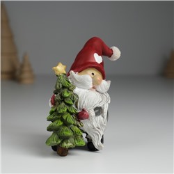 Фигурка полистоун «Дед Мороз в красном колпаке с сердцем, с зелёной ёлочкой», 6.5×4×9 см