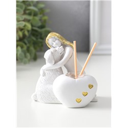 Аромадиффузор для эфирных масел с палочками «Девочка с собакой», полистоун, белый с золотом, 7.5×10×11 см